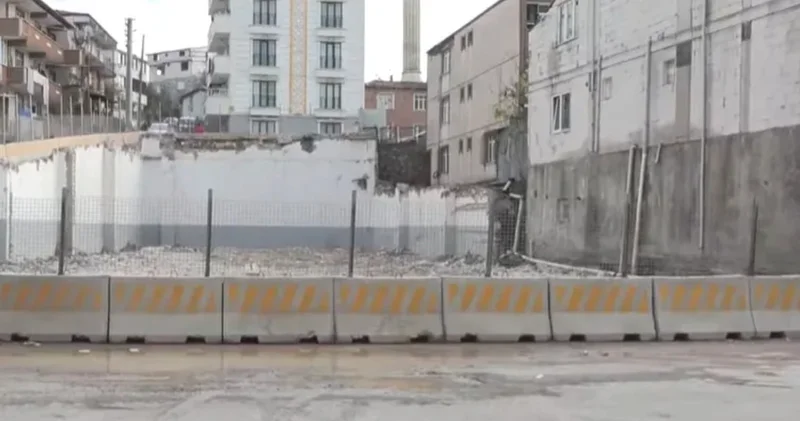 Kocaeli de 3 ü çocuk 7 işçinin hayatını kaybettiği parfüm atölyesinin bulunduğu bina yıkıldı