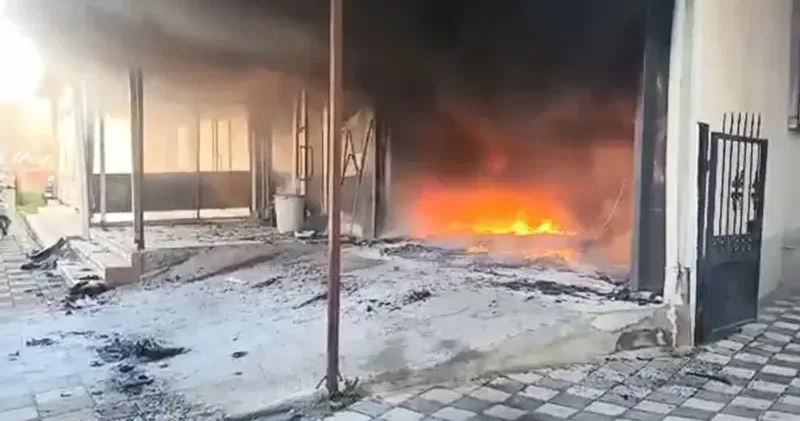 Oto kaportacıda çıkan yangın söndürüldü