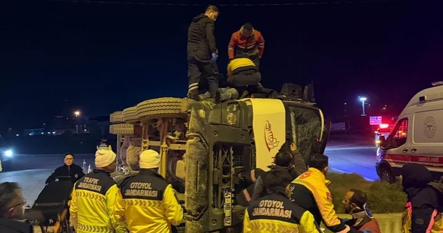 Kuzey Marmara Otoyolu girişinde beton mikseri devrildi: 2 yaralı Kocaeli Haberleri