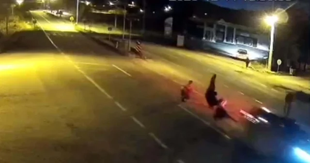 Uşak ta yolun karşısına geçmek isterken otomobilin çarptığı 3 kişi öldü; kaza kamerada Uşak Haberleri