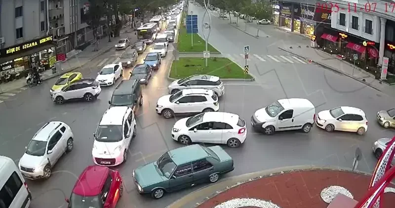 Sakarya da, KGYS kameralarına yansıyan 4 kazadan 3 ü kavşaklarda