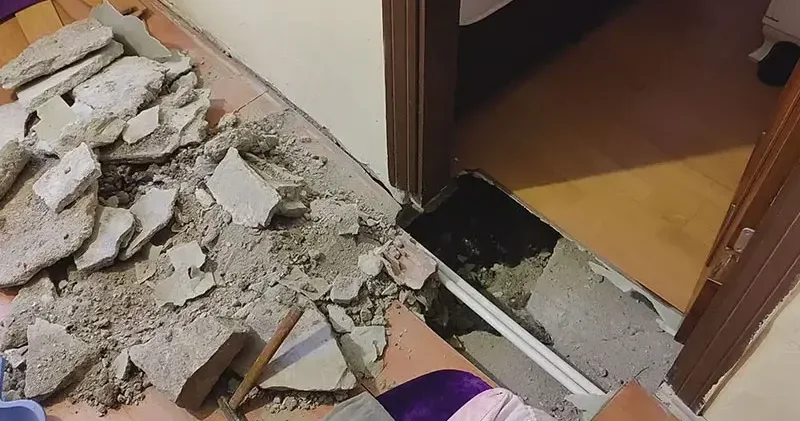 Fatih te 4 katlı binanın zemininde çökme meydana geldi