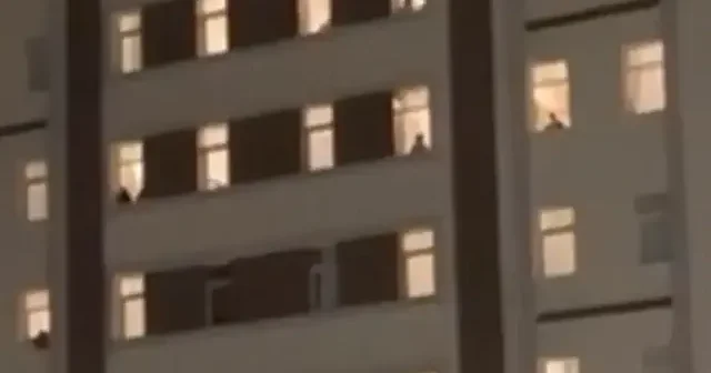 İzmir de KYK da kalan kız öğrenciler ailelerine bilgilendirme mesajı gönderilmesi uygulamasını protesto etti VİDEO İZLE