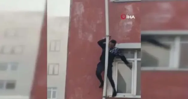 Sultangazi de yangından kurtulmak için borulara tutunan adamın düştüğü anlar kamerada