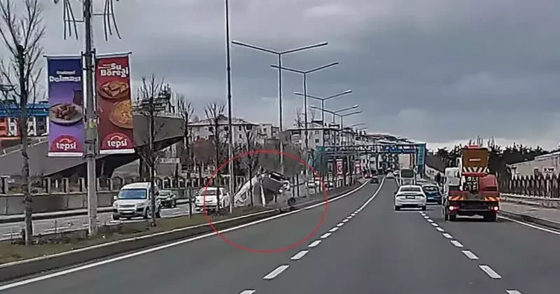 Ters dönen otomobildeki 2 kişi yaralandı; kaza kamerada