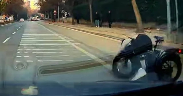 Eli cebinde bisikletle giderken araba altında kalmaktan son anda kurtuldu Konya Haberleri