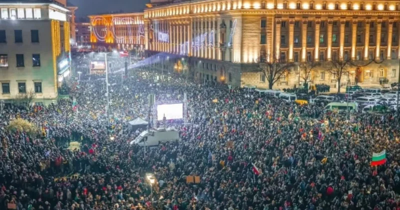 Hükümet istifa etse de, yüzbinden fazla kişi sokaklara aktı: Komşuda 37 yılın en büyük protestoları Sözcü Gazetesi