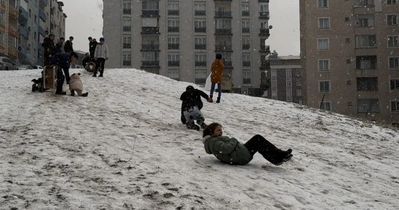Erzurum da kar yağışını fırsat bilen çocuklar mahalle aralarında poşet ve kızakla kaydı