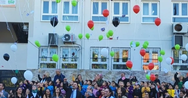 Öğrenciler Gazzeli çocuklar için balonları gökyüzüne bıraktı Adana Haberleri