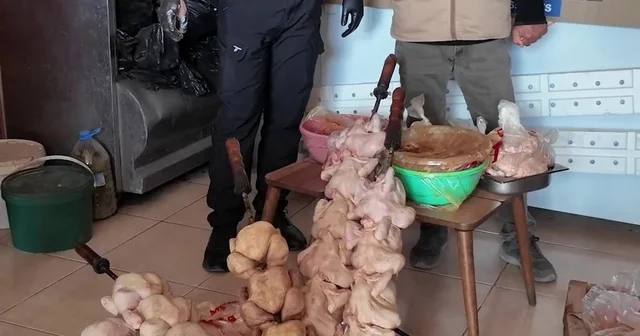 Zabıta ekiplerinin Leş kokusu var dediği dönercide mide bulandıran görüntü Hatay Haberleri