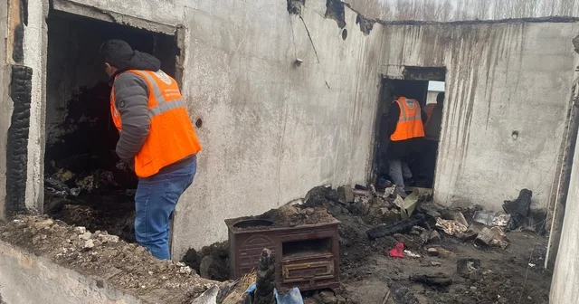 Patnos ta evi yanan aileye dernekten yardım eli Ağrı Haberleri