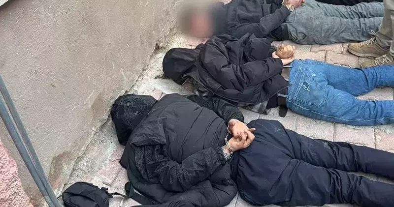Eve yapılan baskında 1 i firari hükümlü 6 kişi, tabanca ve bıçaklarla polise direndi