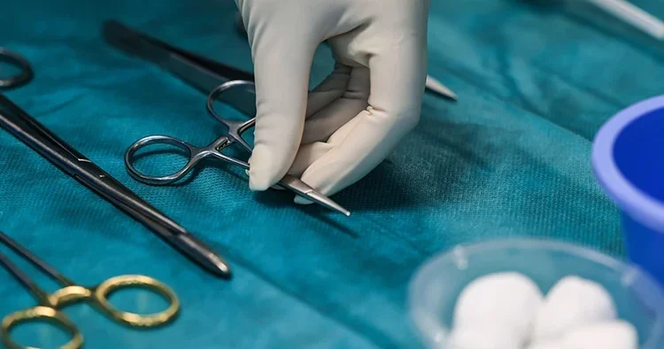 Kızını ameliyata alan doktora beraat