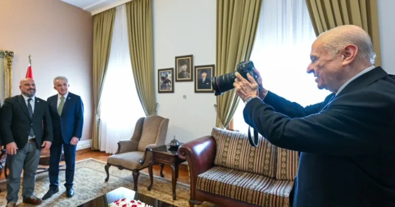 Bu kez kamerayı eline Bahçeli aldı, muhabirlerin fotoğrafını çekti Sözcü Gazetesi