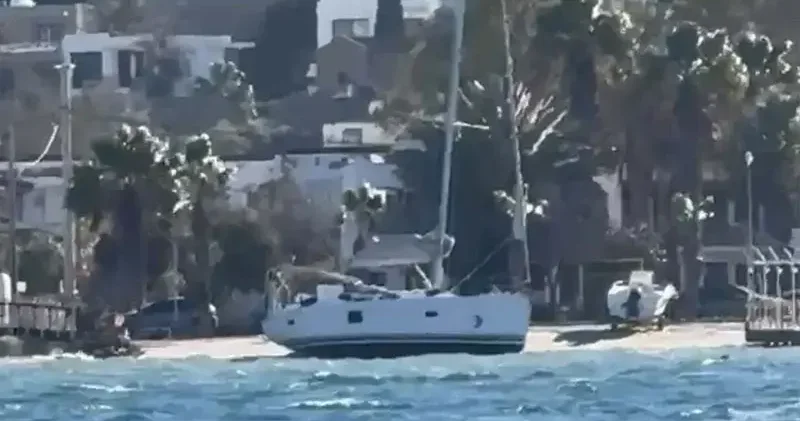 Bodrum’da fırtına etkili oldu; yelkenli tekne karaya oturdu