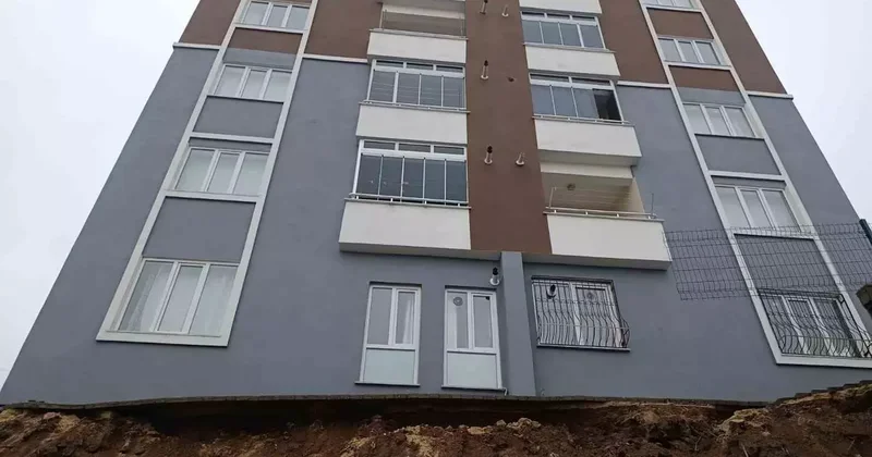 Ev sahibi, duvar çökmesini ’deprem’ zannetmiş