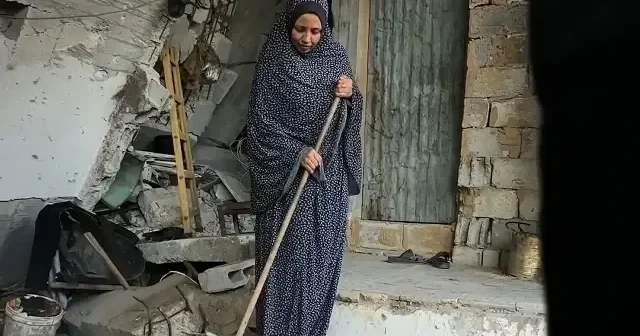 Gazzeli aile enkaza dönen evlerinde yaşamaya çalışıyor VİDEO İZLE