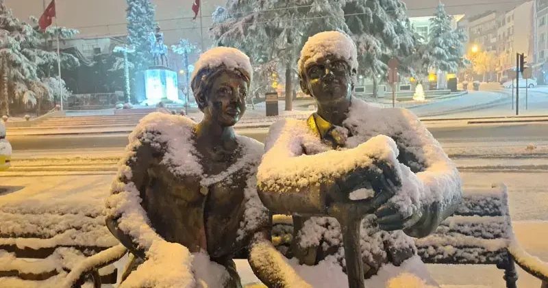 Bursa’da etkili olan kar yağışı, kent merkezini beyaza bürüdü