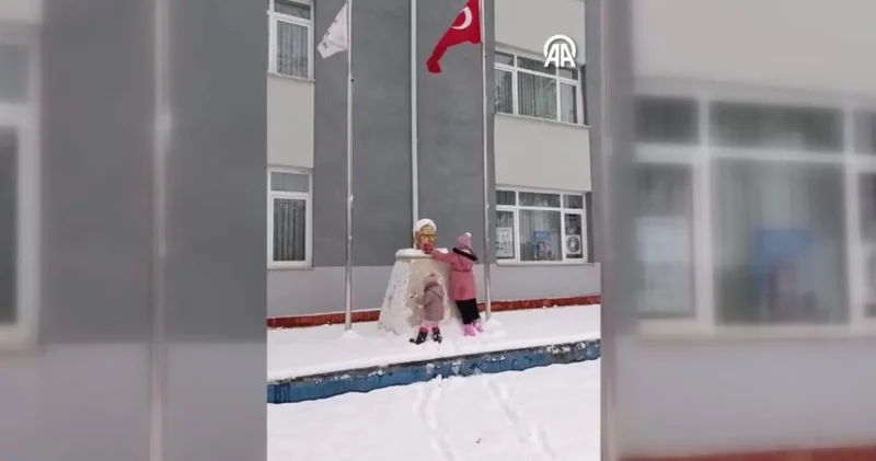 Çocukların Atatürk hassasiyeti kameraya yansıdı: Büstün üstündeki karları elleriyle temizlediler