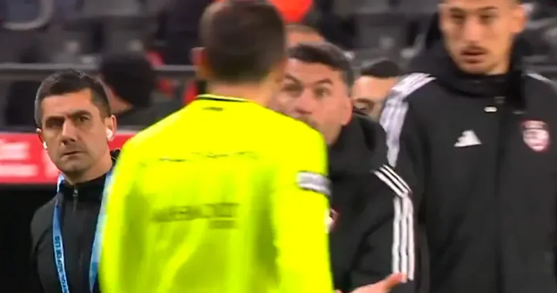 Burak Yılmaz Kocaelispor maçında çıldırdı: Hakemin üstüne yürüdü