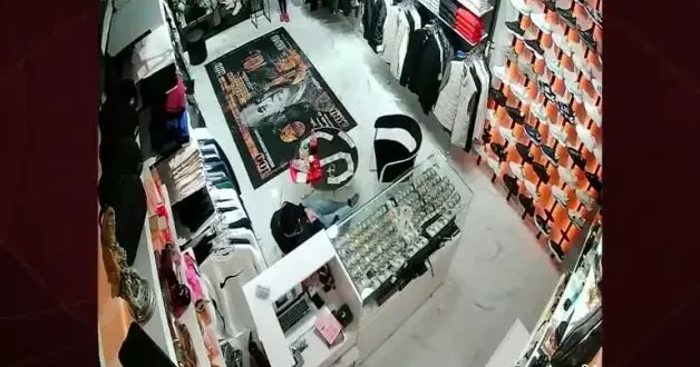 Antalya da yürekleri ısıtan diyalog! Babasına hediye almak isteyen esnaftan anlamlı jest