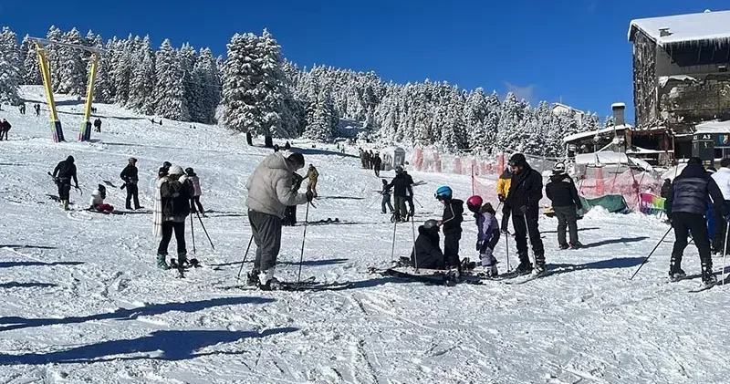 Uludağ da kar kalınlığı 1 metreye yaklaştı, tatilciler pistlere akın etti