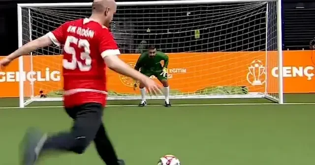 Bilal Erdoğan TÜGVA nın düzenlediği Liseler Arası Futbol Turnuvası nda ağları havalandırdı VİDEO İZLE