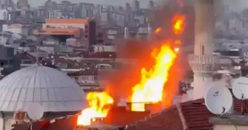 Bahçelievler de çatıda yangın; alevler bitişikteki binaya sıçradı