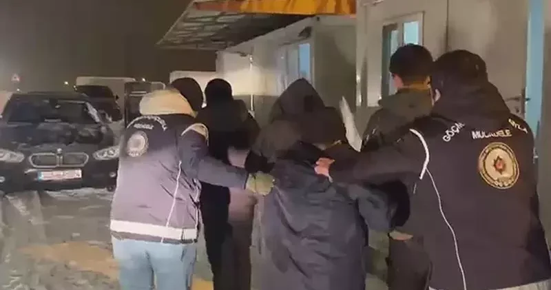 Saman balyalarının arasında 3 kaçak göçmen yakalandı