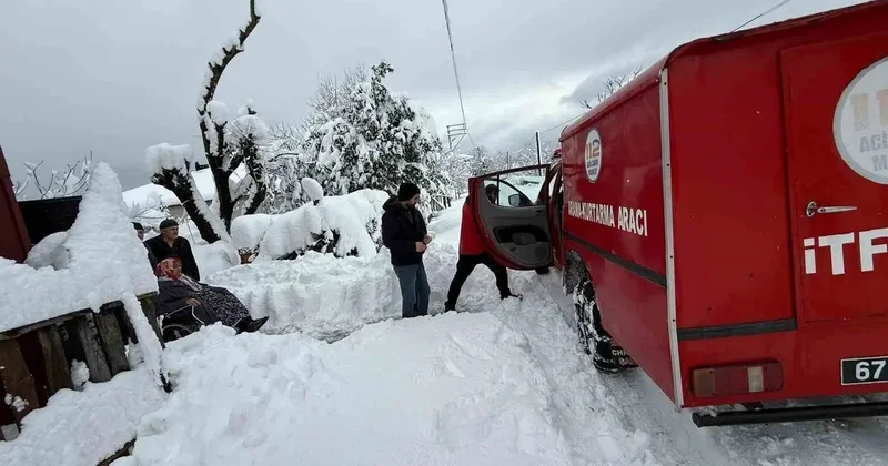 Kardan kapanan yolda diyaliz hastasının imdadına itfaiye yetişti