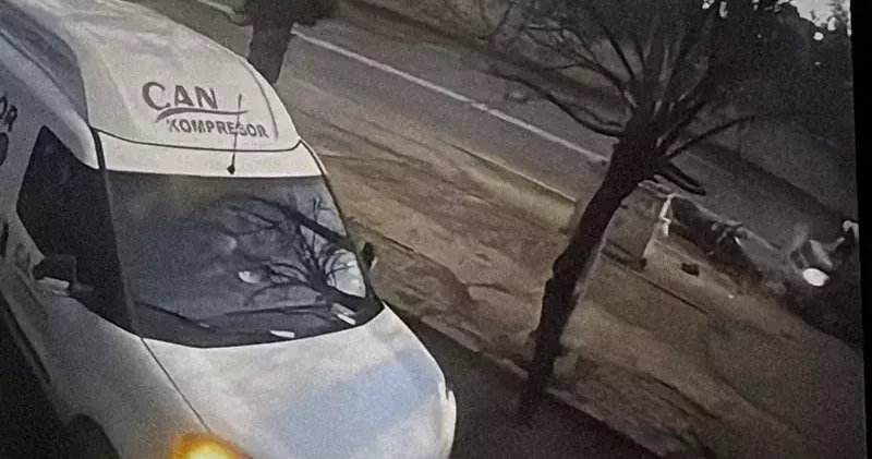 Motosiklet ile hafif ticari aracın çarpıştığı kaza kamerada: 2 yaralı