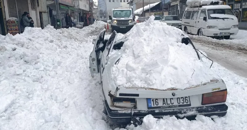 Binanın çatısından düşen dev kar kütlesi otomobili ezdi!