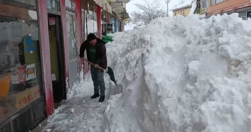 Evden çıkmak için küreklerle kar temizliği yaptılar