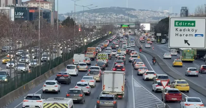 İstanbul trafiğini buz tuttu! Sabah saatlerinde yoğunluk arttı