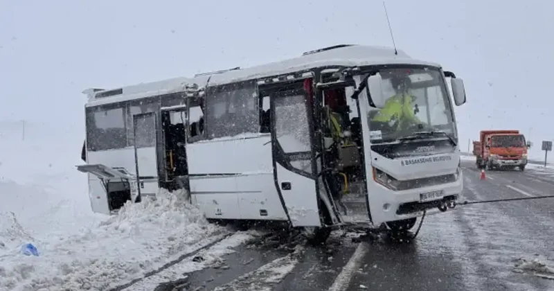 Kayseri de cenazeye gidenleri taşıyan midibüs devrildi, 22 kişi yaralandı
