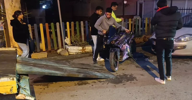 Tesla ile çarpışan motosikletteki 2 kişi metrelerce savruldu