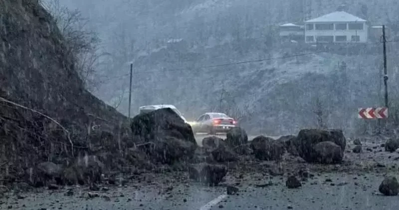 Trabzon da heyelan; kaya parçaları yola düştü