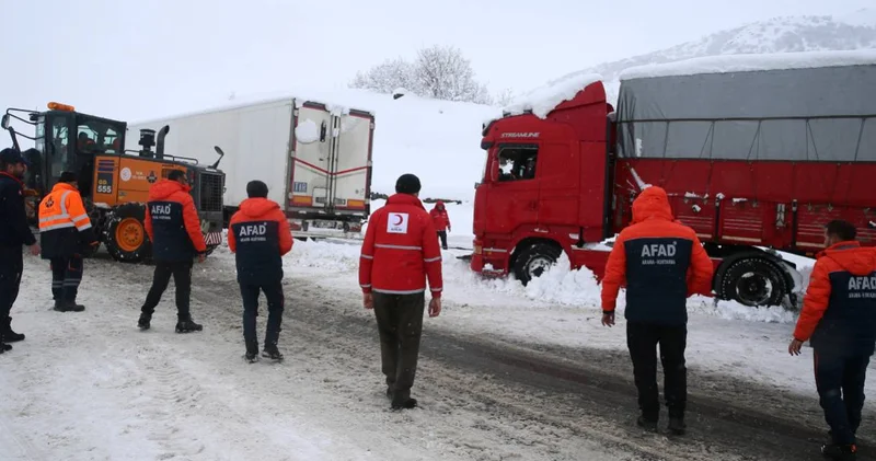 Muş Bingöl kara yolunda kar esareti: Mahsur kalanlar için ekipler seferber oldu