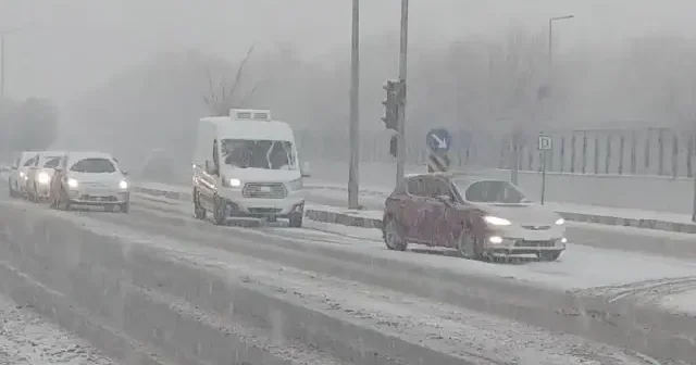 Van’da kar yağışı trafiği olumsuz etkiledi: Maddi hasarlı kazalar meydana geldi VİDEO İZLE