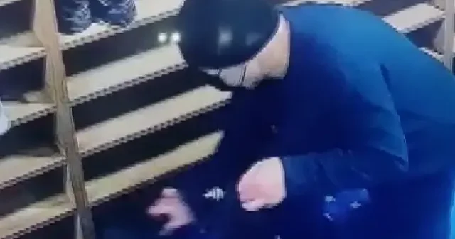 Sultangazi de camideki ayakkabı hırsızlığı kamerada VİDEO İZLE
