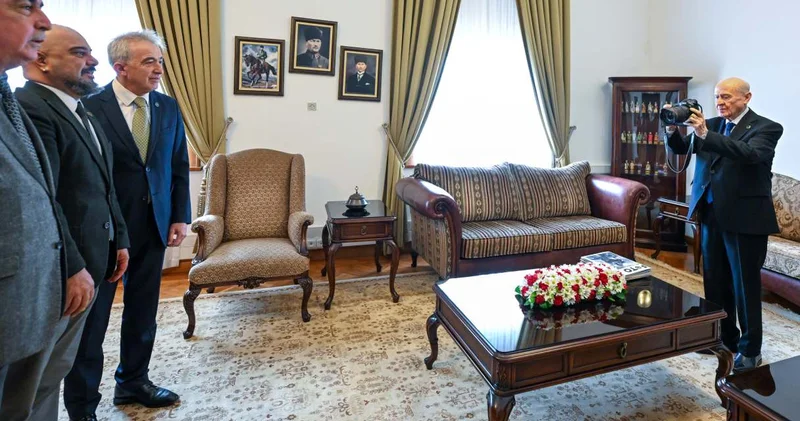 Meclis’te Bahçeli den sürpriz jest! Objektifin arkasına bu kez o geçti!