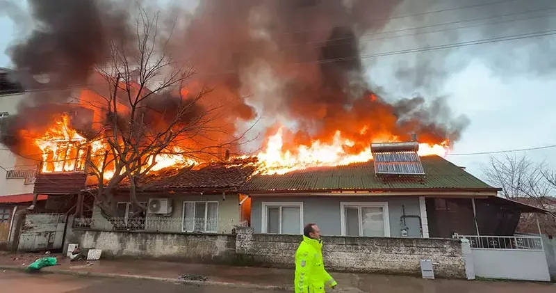 Tokat’ta yanan evdeki kedi itfaiye ekiplerince kurtardı