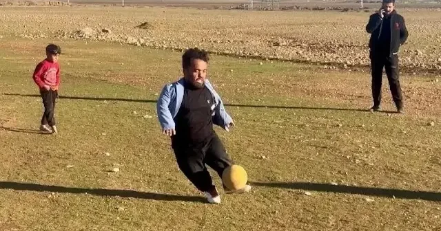Boyu kısa ama yeteneği büyük: Mesafe tanımadan futbol topuyla her hedefi tutturuyor VİDEO İZLE