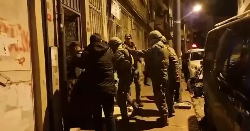 Eyüpsultan da düzenlenen operasyonda 107 yıl hapis cezası bulunan cezaevi firarisi yakalandı