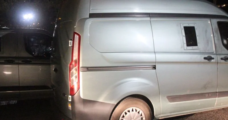 Son dakika: İzmir de güvenlikleri darp edip banka aracını soydular Son dakika haberleri