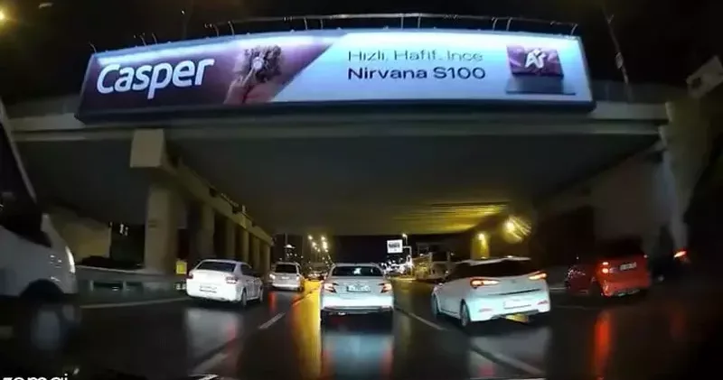 Maltepe’de otomobilin motosiklete çarptığı anlar kamerada