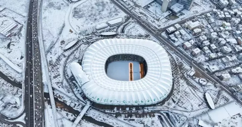 Kar yağışı etkili oldu! 43 bin kişilik stadyum beyaza büründü