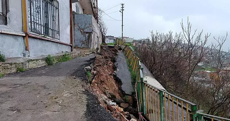 Asfalt yol, sağanak sonrası çöktü