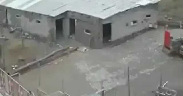 Şiddetli fırtına ağılı yıktı: Enkaz altında kalan hayvanlar telef oldu VİDEO İZLE