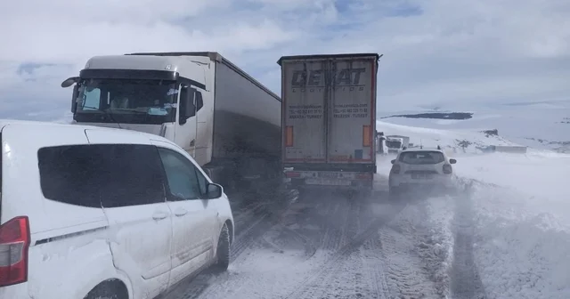 Ilgar Dağı tipi nedeniyle ulaşıma kapandı, 200 araçlık konvoy oluştu Ardahan Haberleri